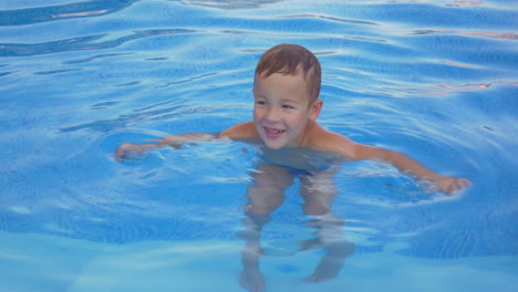 Niño-Sonriente-En-La-Piscina