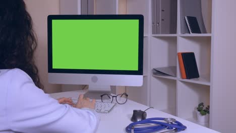 terapeuta irreconocible navegando por internet en la clínica