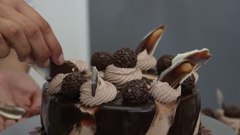 indulge en la tentación del chocolate: un primer plano captura un pastel de chocolate decorado con deliciosos adornos de chocolate