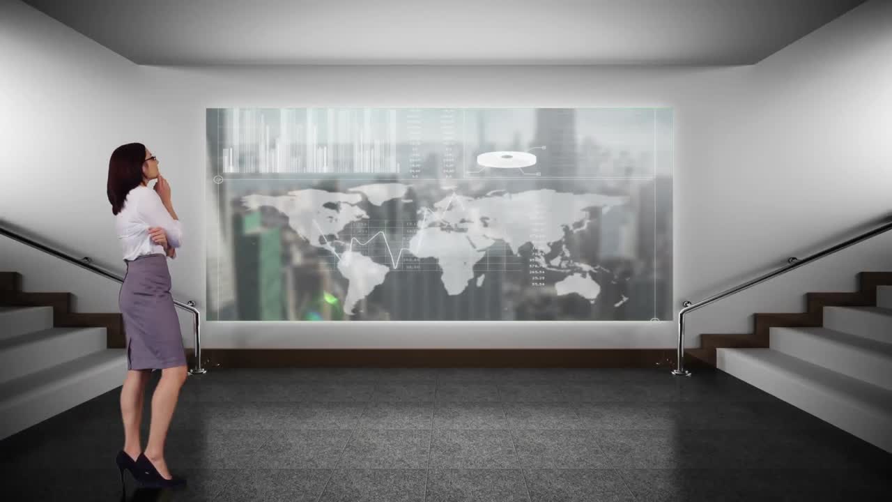 여자 가 lcd 에서 비디오 를 보고 있다