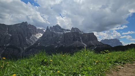 Vídeo-Timelapse-Del-Grupo-Sella-En-Los-Dolomitas-Italianos,-Bajo-Densos-Cúmulos