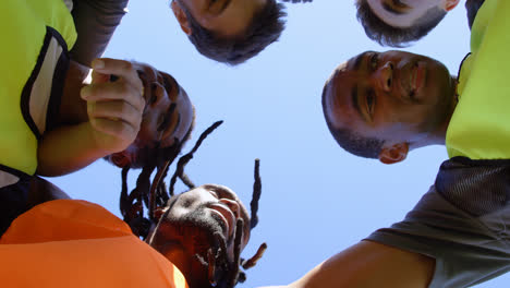 jugadores de fútbol formando un grupo de 4k