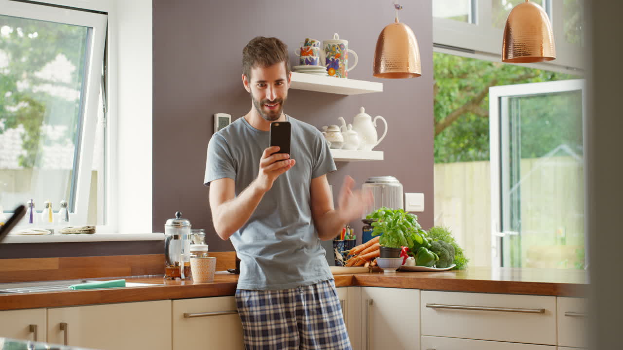 hombre teniendo una llamada de video en una cocina