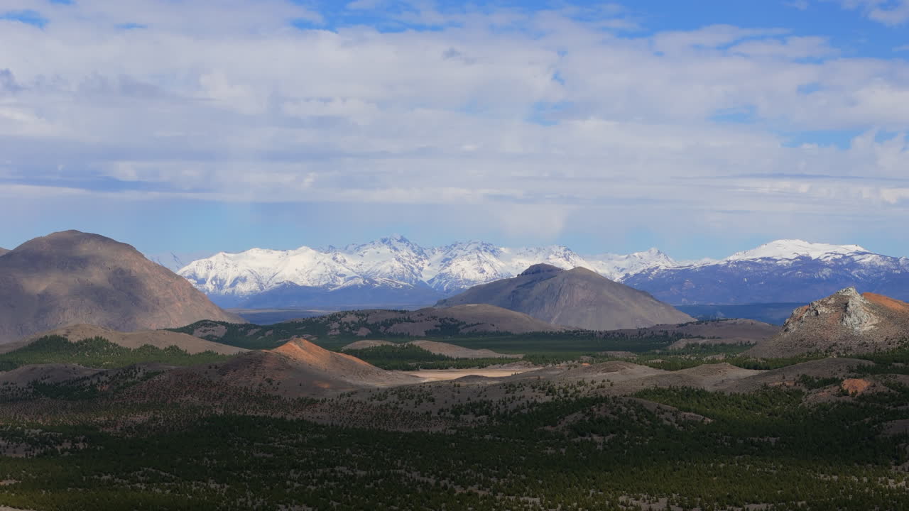 majestuoso paisaje de las montañas de los andes bajo un cielo azul brillante, impresionante y sereno
