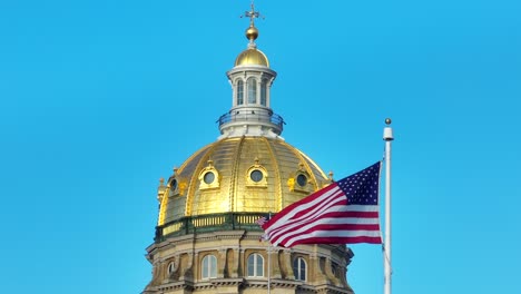 Cúpula-Dorada-Del-Edificio-Del-Capitolio-Del-Estado-De-Iowa-En-Des-Moines,-Ia