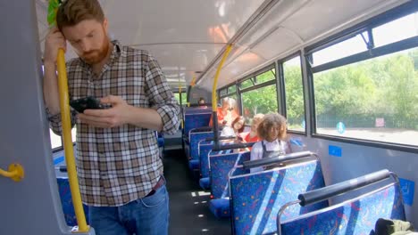 hombre usando teléfono móvil mientras viaja en el autobús 4k