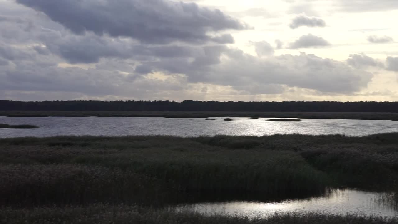 puesta de sol sobre el lago desde la torre de observación de aves