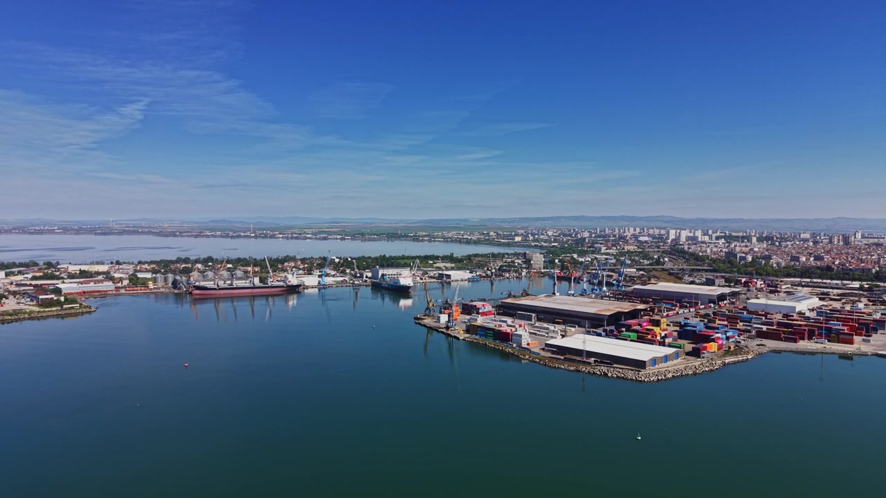 Skyline della città e vista sul porto con acqua e barche di giorno