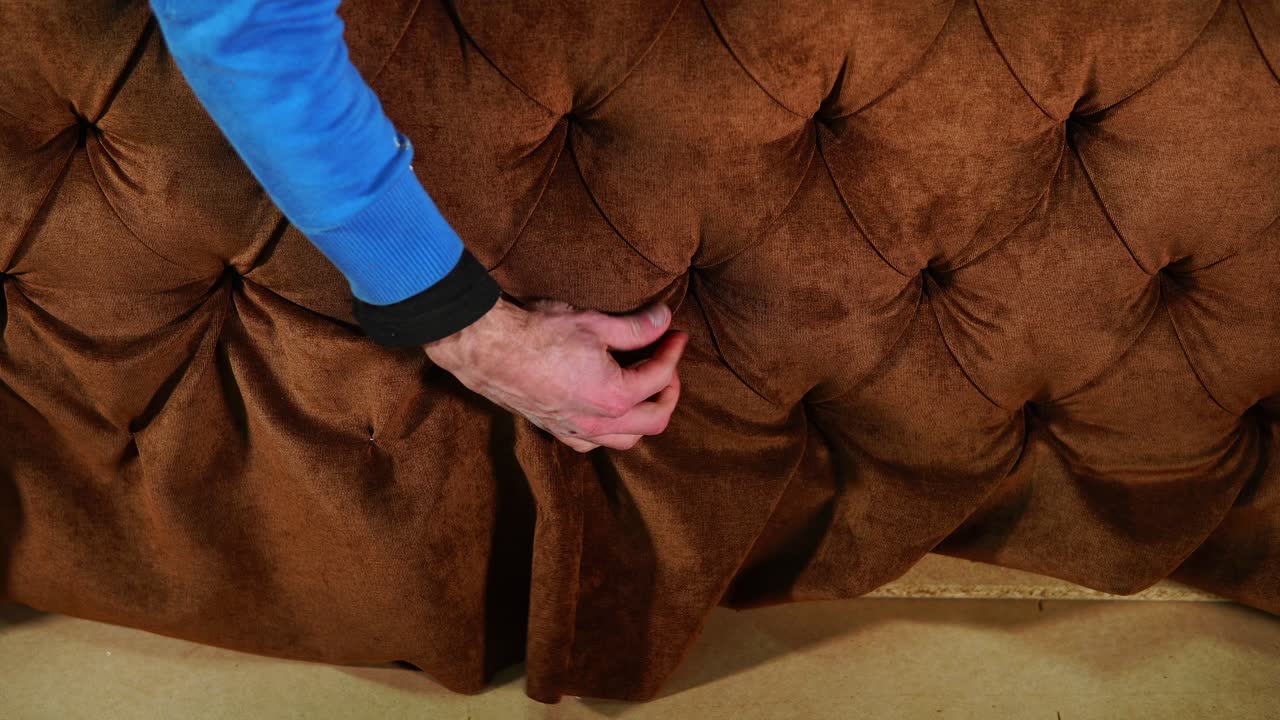 은 갈색 소파 에서 일 하는 사람