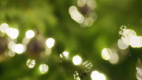 bokeh de luces de navidad en el árbol de navidad decorado