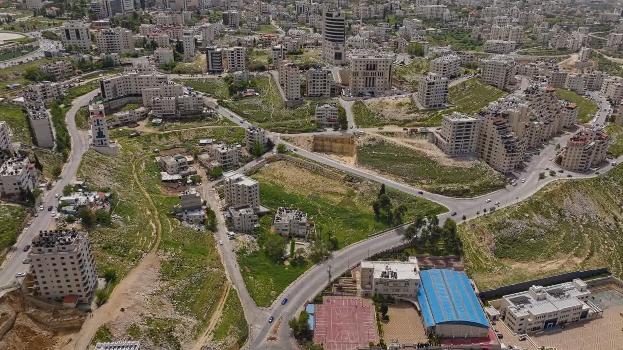 intersección de carreteras y edificios residenciales en ramallah en el centro de la ribera occidental, palestina
