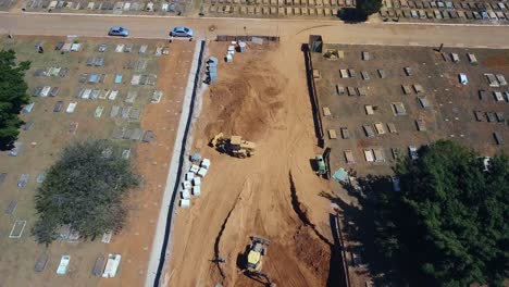cementerio de brasilia se apresura a abrir una nueva área para recibir a las víctimas del coronavirus, en brasil