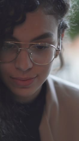 retrato en primer plano de una mujer con gafas