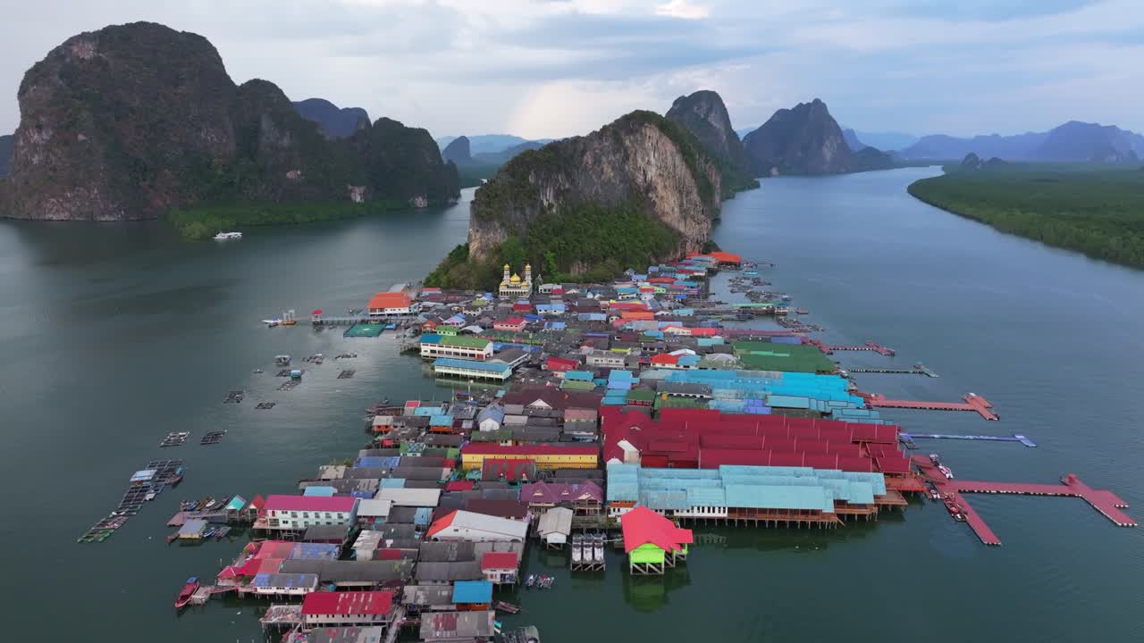 เกาะปันหยี หมู่บ้านลอยน้ำอ่าวพังงา ถ่ายจากมุมสูง ประเทศไทย