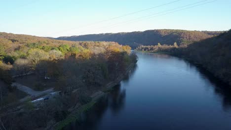 White-River-Arkansas-state-park-fall-color-in-the-mountains