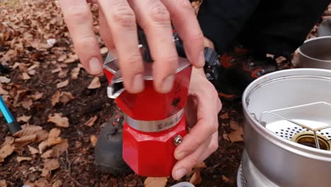 primer plano de poner café en una estufa de espresso roja al aire libre