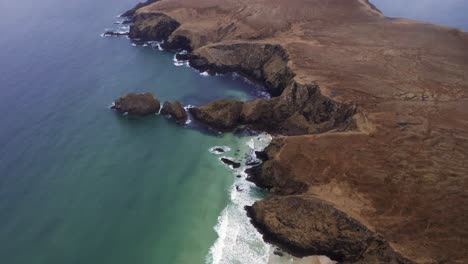 Drone-tilt-shot-showing-the-cliffs,-the-moorland-and-the-beach-at-"Traigh-Mhor"-in-Tolsta-on-the-Outer-Hebrides-in-Scotland