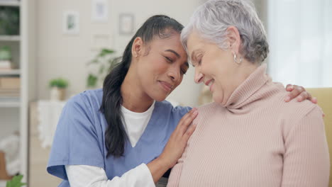 médico, apoyo y feliz con la enfermera con viejos