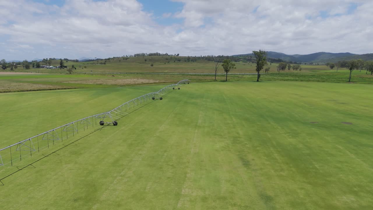 sobrevuelo de drones del sistema de riego de las granjas de hierba