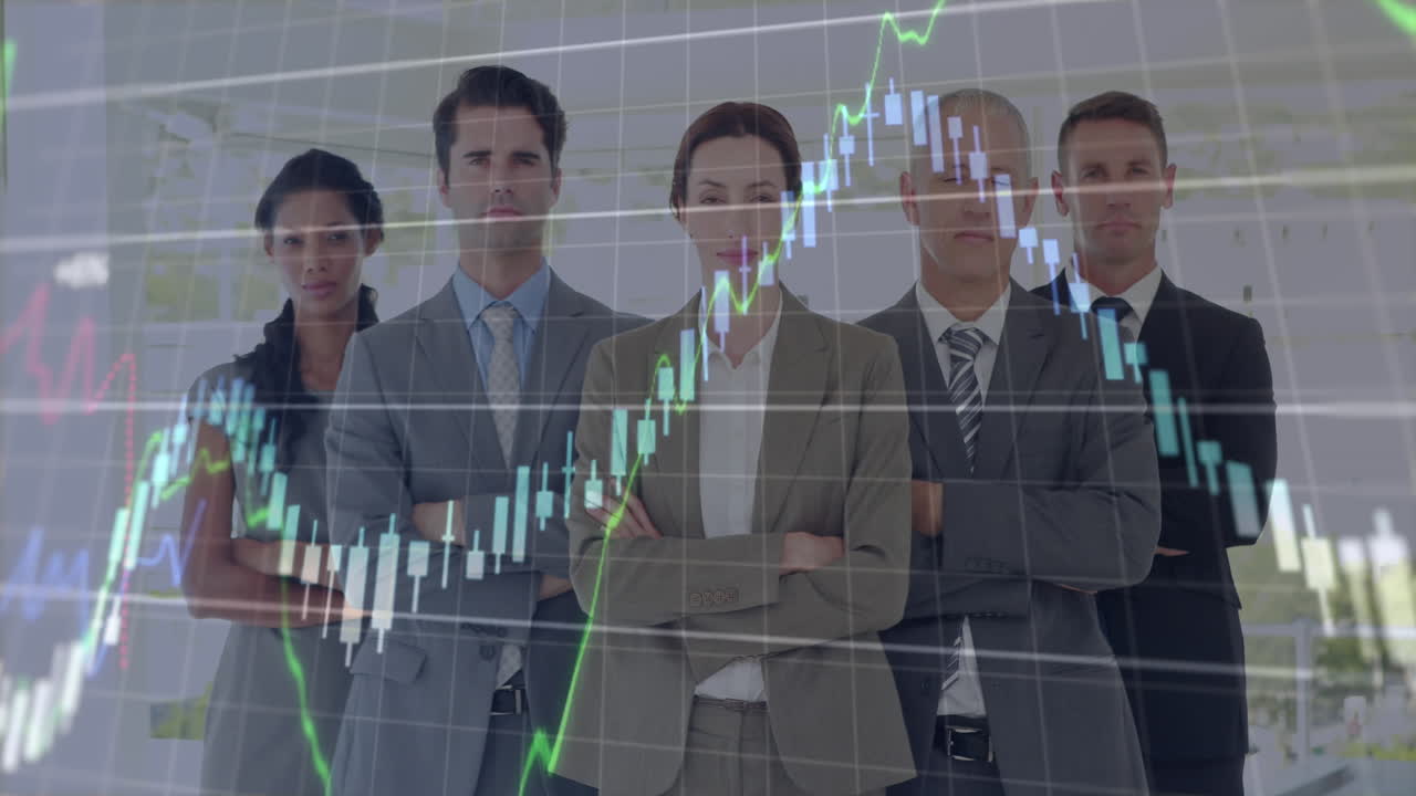 animação de processamento de dados financeiros contra retrato de diversos empresários de pé no escritório