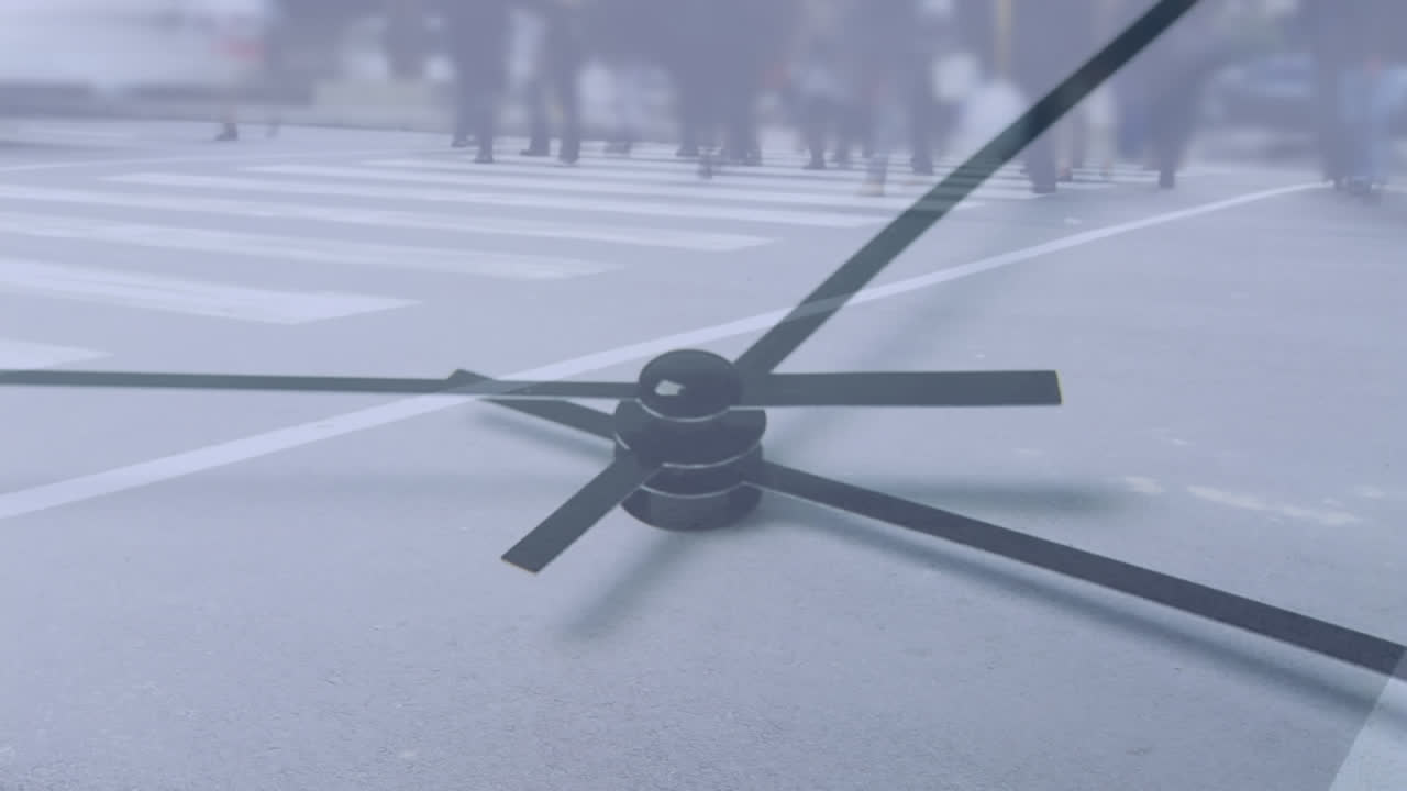 앞면 에 시계 가 있는 사람 들 이 거리를 건너고 있다