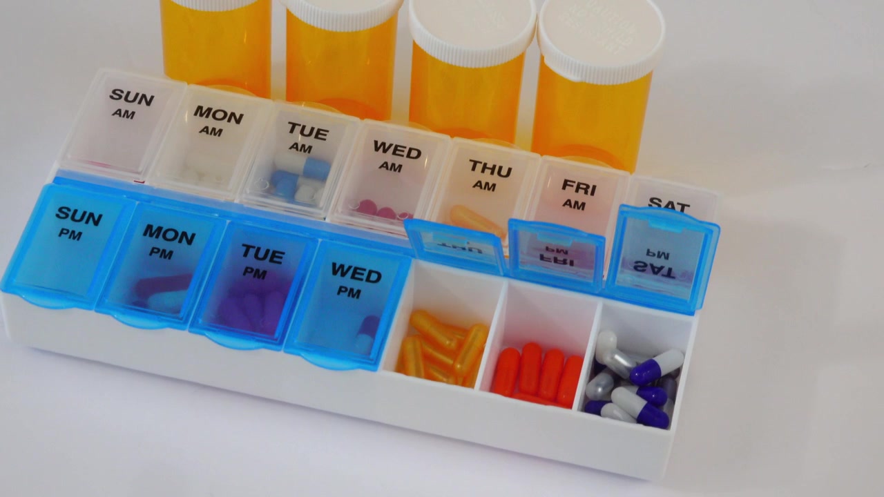 Organizzatore settimanale di pillole progettato per aiutare a organizzare farmaci quotidiani, vitamine e integratori per giorno e dose. Utile per l'assistenza sanitaria domiciliare, la gestione dei farmaci, la pianificazione della routine e il mantenimento di un ordine.