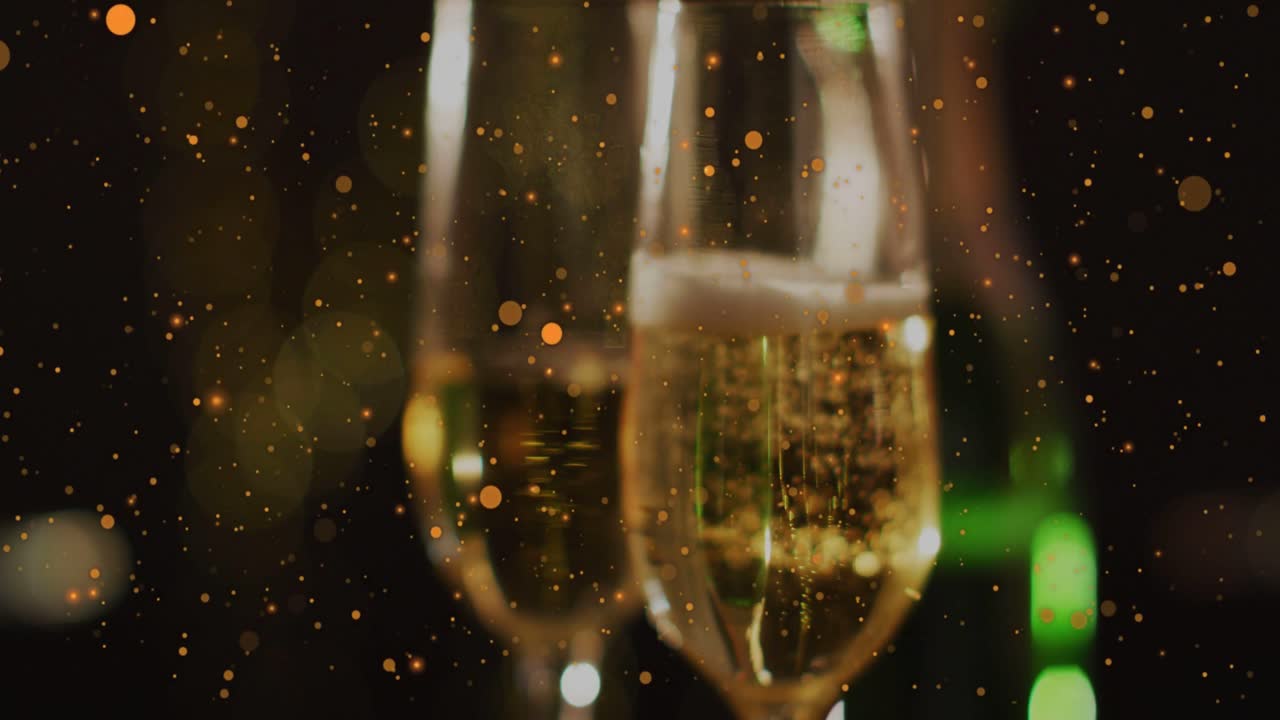 Video verticale: Flûte di champagne inquadrate, messa a fuoco variabile, bollicine che salgono, scintille che si disperdono per un evento.