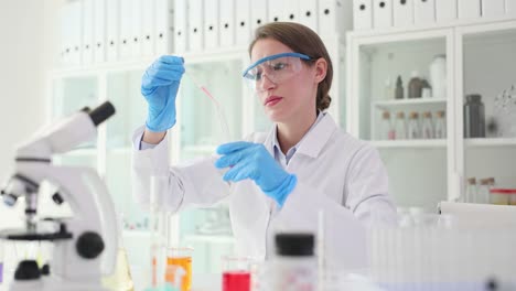 científica que lleva a cabo un experimento en un laboratorio