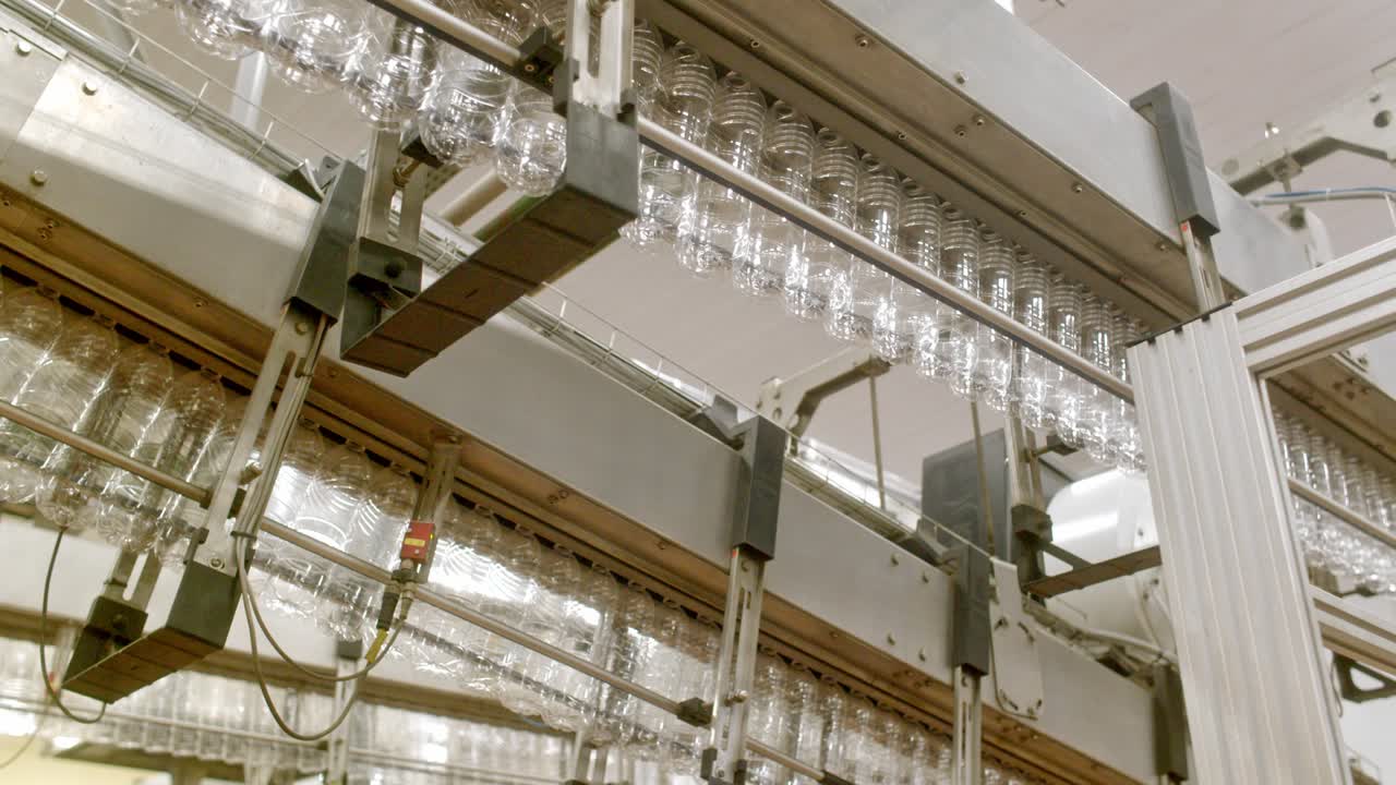 Automatische PET-Flaschenblasmaschine in einer industriellen Fertigungsanlage