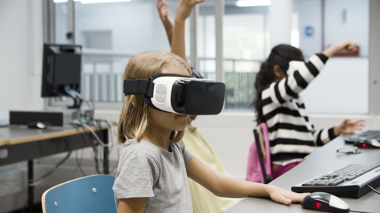 niños que usan auriculares de realidad virtual durante la lección de informática