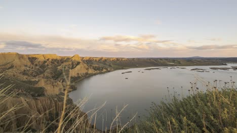 Cielo-Nublado-Sobre-La-Cresta-De-La-Montaña-Rocosa