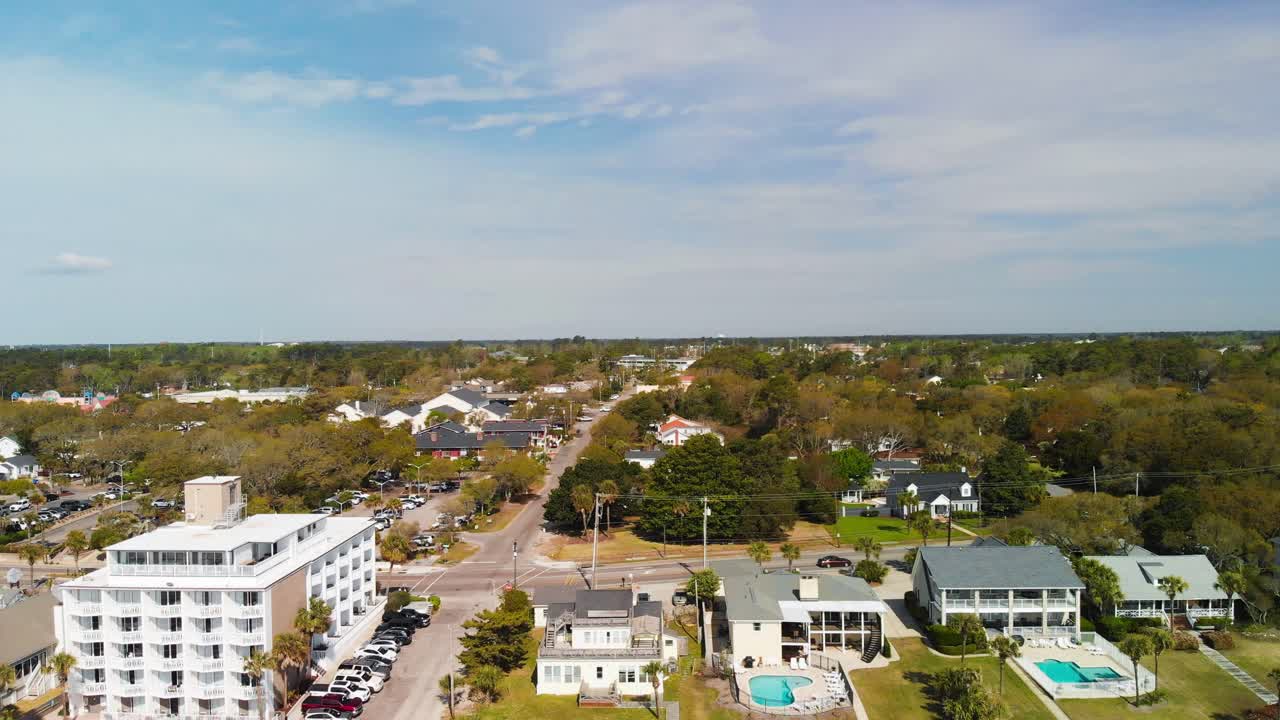 vista aérea del paisaje de la ciudad en la costa de myrtle beach mostrando sus edificios y árboles que la rodean