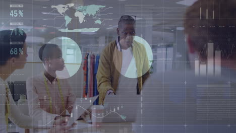 animación de procesamiento de datos sobre hombre afroamericano discutiendo con diversos colegas en la oficina