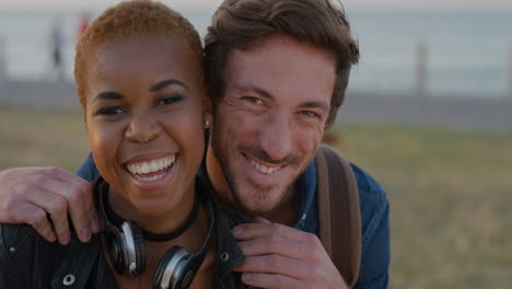 retrato joven atractivo sorpresa abrazando novia afroamericana pareja diversa disfrutando de una relación feliz sonriendo juntos en la orilla del mar cámara lenta