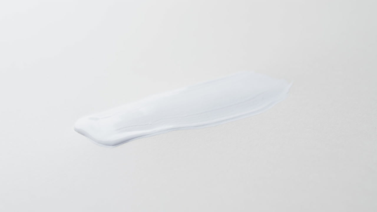 백색 배경 에 있는  ⁇ 색 페인트 스트라이프 의 클로즈업, 복사 공간, 슬로우 모션