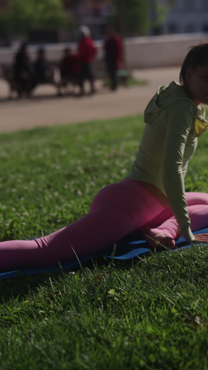 mujer practicando yoga al aire libre en un parque