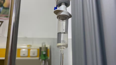 cerca de una manguera de goteo intravenoso en la sala de la sala