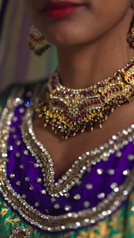 video vertical de primer plano en joyas de una bailarina de kathak que realiza un baile vestida con un vestido tradicional indio