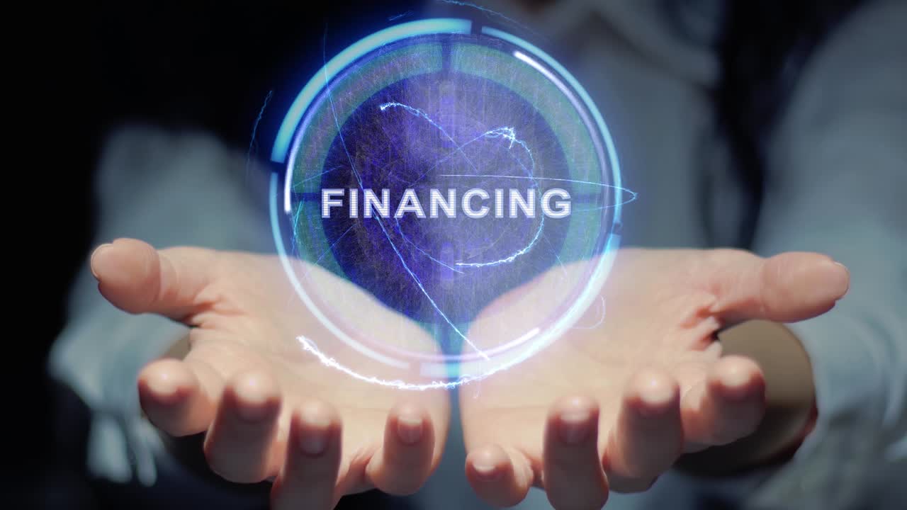 las manos femeninas muestran la financiación del holograma