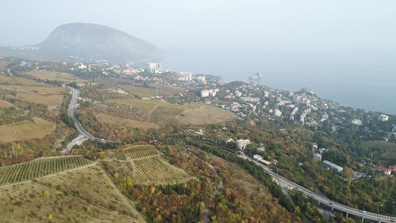 산악 도시와 함께 해안 포도원 풍경
