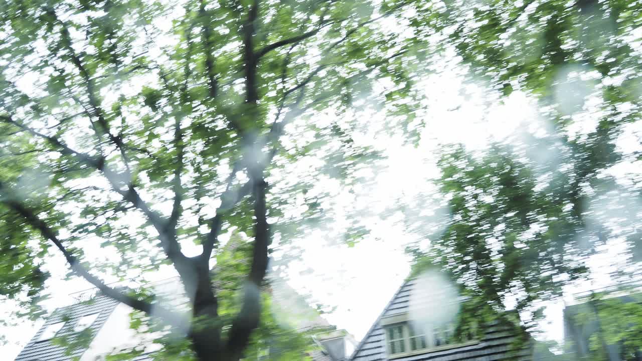 el paisaje urbano de un día lluvioso desde la ventana del coche