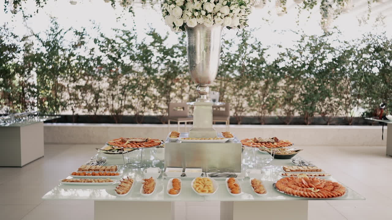 Elegant bryllupsbuffet med blomsterdekoration