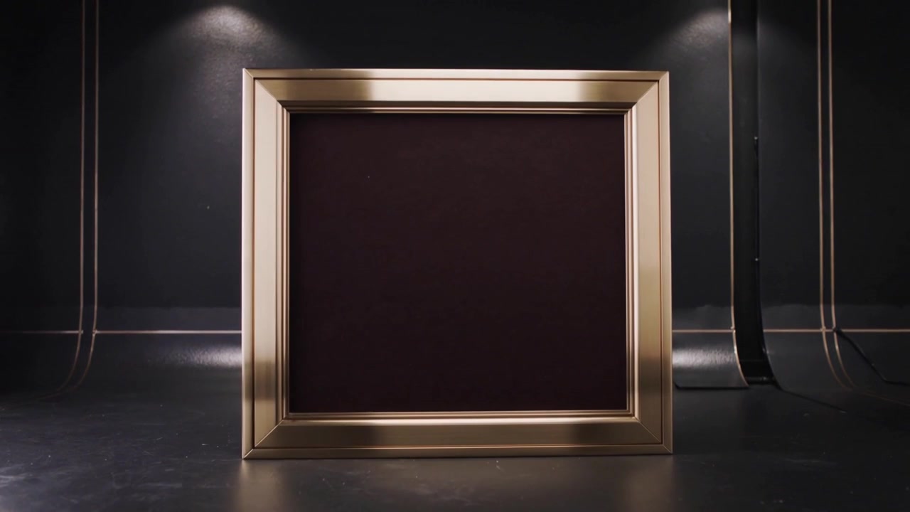 Naklápění zlatého rámu z vodorovné polohy do svislé na podlaze, s kaštanovým panelem zasouvajícím se pro nasvícenou expozici.