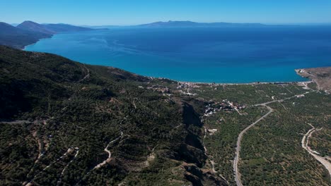 Wunderschönes-Tal-Voller-Mediterraner-Olivenbäume-An-Der-Ionischen-Küste-Und-Dörfer-Mit-Steinhäusern-Auf-Panoramahügeln-In-Albanien