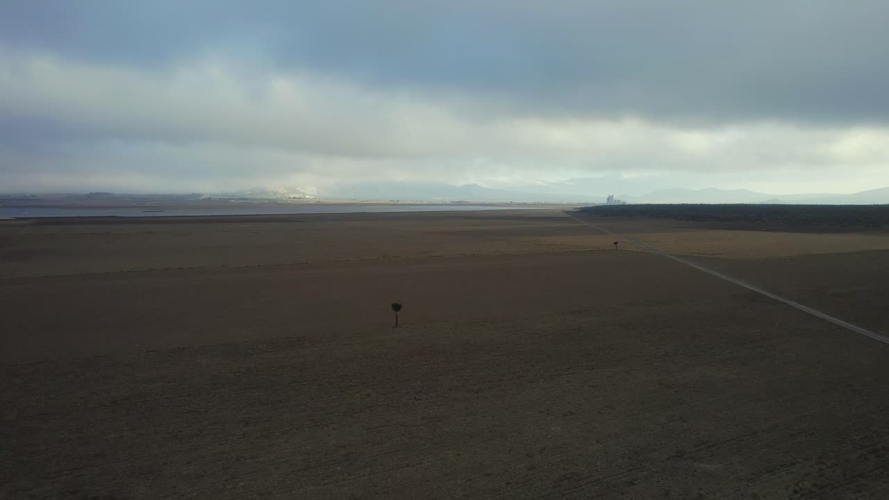 뒤에 산이 있는 멕시코 푸에블라에 있는 농장의 공중 전망