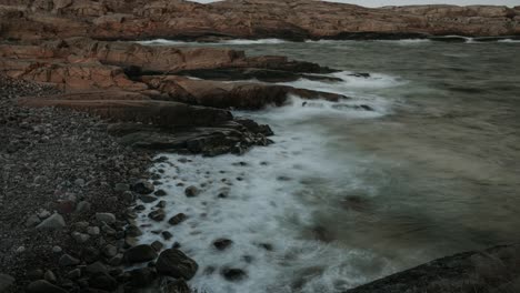 Zeitraffervideo-Von-Wellen,-Die-An-Der-Küste-Im-Faerder-Nationalpark-In-Norwegen-Zusammenbrechen