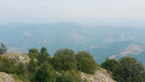 vista aérea de la montaña mucanj, serbia