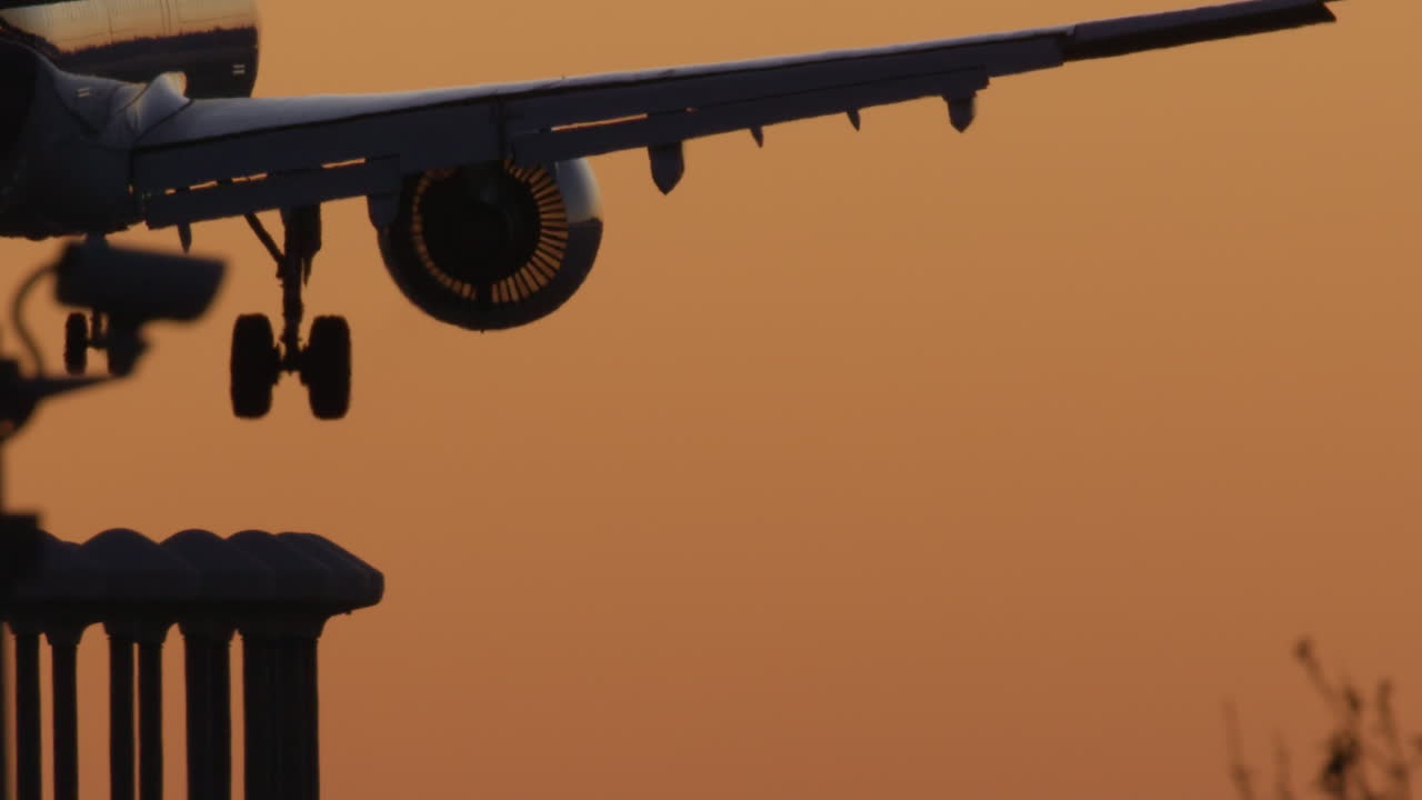 해가 지면 비행기가 착륙합니다.