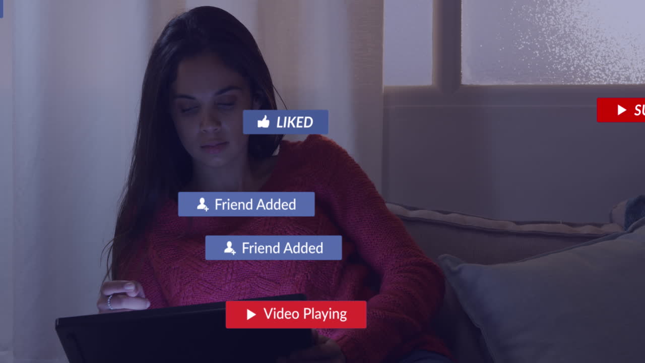 animación de iconos de redes sociales contra mujeres biraciales que usan tabletas digitales en casa
