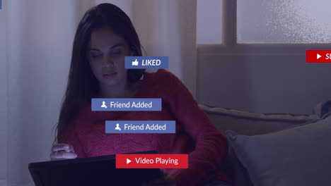 Animación-De-íconos-De-Redes-Sociales-Contra-Mujeres-Birraciales-Usando-Tabletas-Digitales-En-Casa